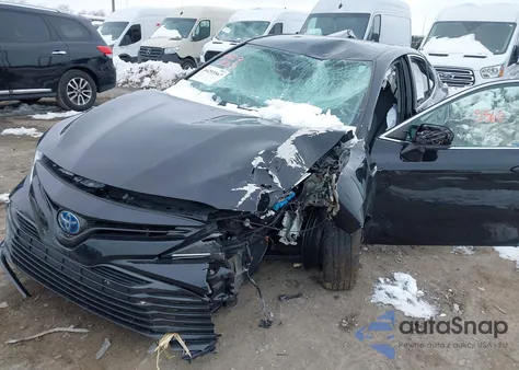 2020 Toyota Camry Le Hybrid z USA, uszkodzony, nr VIN 4T1C31AK2LU019359